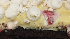 Bolo na travessa de ninho com morangos da Lu