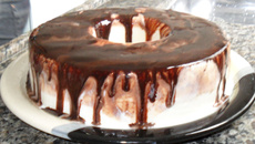 Bolo e sorvete de coco