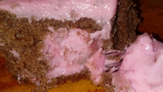 Bolo de chocolate com cobertura de pudim