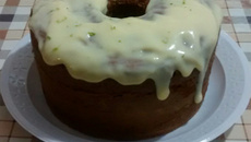 Bolo de iogurte com cobertura de leite condensado e limão