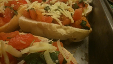 Bruschetta de tomate e manjericão fácil