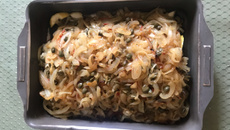 SALMÃO COM CEBOLAS CARAMELADAS E ALCAPARRAS