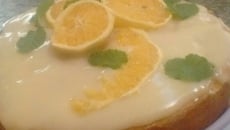 Bolo de laranja com cobertura de laranja.