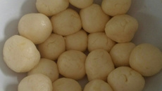 Pão de queijo mineiro cascudo e macio por dentro