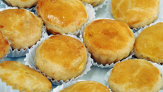 Empadinha com farofa de cebola