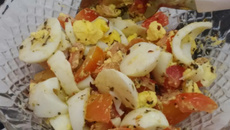 Salada de tomate com ovo cozido