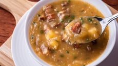 Sopa de mandioca e carne