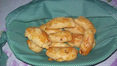 Pãezinhos com salame e queijo prato