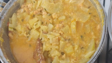 Moqueca de camarão fresco com mamão verde