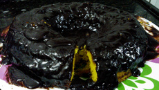 Bolo de cenoura com calda (já sai do forno com a calda)