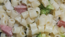 Salada de macarrão de sêmola com ovos