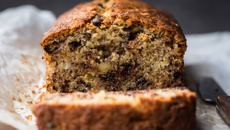 Bolo de banana e ameixa