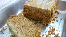 Bolo integral simples com fubá e banana