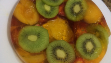 Coroa de gelatina com frutas tropicais