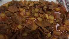 Carne diferente com batatas