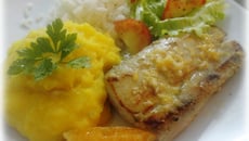 Filé de dourado ao molho de tangerina, com purê de mandioquinha