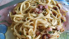 Talharim alho e óleo com bacon