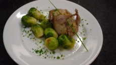 Codorna recheada e couve de bruxelas
