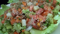 Salada de triguilho (trigo para quibe) e legumes