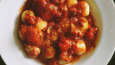 Nhoque de mandioquinha ao molho sugo com manjericão