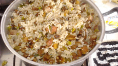 Baião de dois com bacon e linguiça calabresa