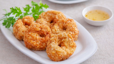 Bolinho de mandioca com camarão e catupiry da Lana