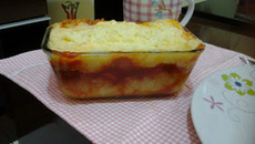 Bolo de batata com salsicha e queijo