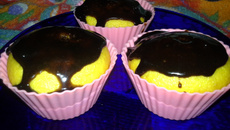 Cupcake de cenoura com cobertura de chocolate