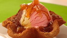 Tortinhas de biscoito e mel com sorvete napolitano e calda de geléia