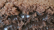 Rocambole de chocolate com recheio de brigadeiro mole