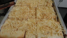 Torta de pão de forma no forno.