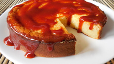 Queijadona com calda de goiabada