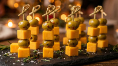 Espetinho para a Copa do Mundo com queijo amarelo e azeitona verde para 10 pessoas na tábua de frios