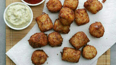 Bolinhos de batata e salsicha