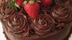 Bolo de aniversário superfácil com morangos