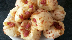 Pão de queijo com linguiça blumenau
