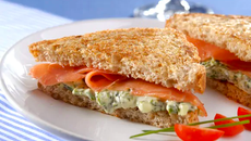 Sanduíche de salmão defumado com brócolis