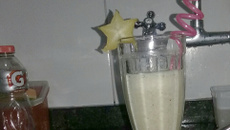 Vitamina de carambola com kiwi e Ades