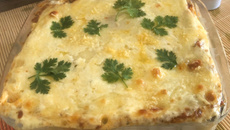 Lasanha com carne moída e molho branco