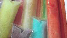 Sacolé de maracujá com leite condensado