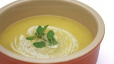 Caldo de mandioquinha e gorgonzola