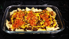Nachos com carne e cheddar