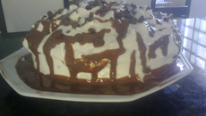 Bolo de chocolate com cobertura de marshmallow