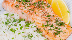 Salmão ao molho de alecrim com risoto à piemontese