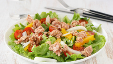 Salada quente de vegetais e atum