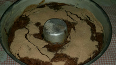 Bolo de banana com canela e uvas passas