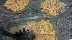 Macarrão com frango defumado de micro-ondas