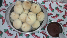 Pãezinhos de queijo com geleia de goiaba
