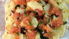 Talharim com tomate picado e fundos de alcachofra