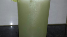 Suco de limão com casca